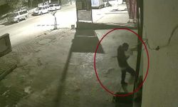 Siirt'te alkollü şahsın iş yeri camını tekmelemesi kamerada