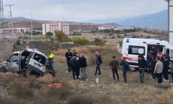 Sivas'ta hafif ticari araç şarampole uçtu, 5 kişi yaralandı