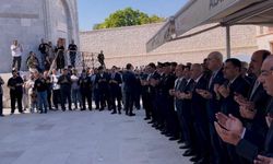 TBMM Başkanı Kurtulmuş, Sultanlar Türbesi'nde Saygı Nöbeti Değişimini İzledi
