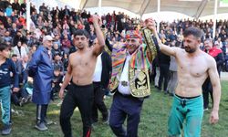 Uzundere'de 103. Geleneksel Cumhuriyet Karakucak Güreşleri yapıldı