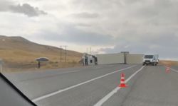 Van'da Devrilen Tırın Sürücüsü Hastaneye Kaldırıldı