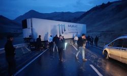 Yüksekova-Van Karayolunda Tır Kazası: Onlarca Araç Mağdur Oldu