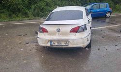 Zonguldak'ta otomobil bariyerlere çarptı, sürücü yaralandı