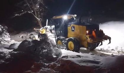 Elazığ'da kapalı köy yollarında kar temizleme çalışmaları sürüyor