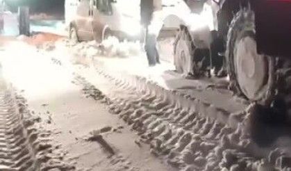 Kars'ta minibüs kara saplandı, mahsur kalan vatandaşlar kurtarıldı