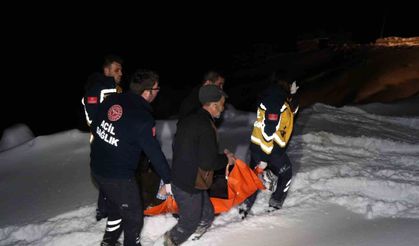 Yolu karla kapanan ve elektrikleri kesik olan köyde oksijensiz kalan hastanın imdadına yetiştiler