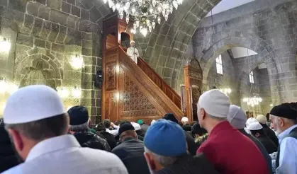 Bu Hafta Cuma Hutbesinde Alkol, Uyuşturucu ve Sanal Kumar Uyarısı