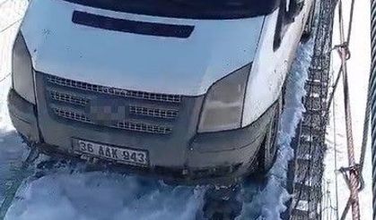 Kars'ta asma köprüde minibüs mahsur kaldı