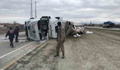 Konya'da iplik yüklü tır devrildi: 1 yaralı