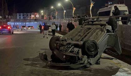 Refüjdeki direğe çarparak karşı şeride geçen otomobil takla attı: 2 yaralı