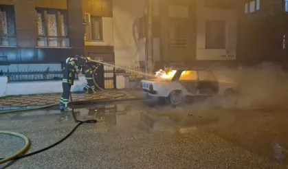 Gökmeydan'da Gece Yarısı Yangın Paniği: Park Halindeki LPG'li Araç Küle Döndü