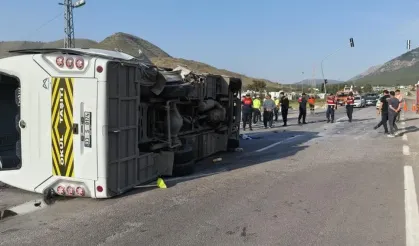 Mersin’de Rus Öğrencileri Taşıyan Servis Devrildi: 17 Yaralı