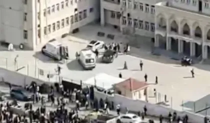 Esenyurt’ta lisede bıçaklı kavga! 2 öğrenci yaralandı, biri yaşam savaşı veriyor
