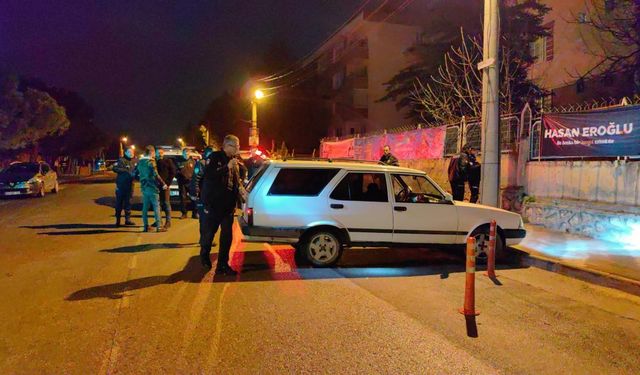 Bursa’da 'Dur' ihtarına uymayan ehliyetsiz sürücünün kaçışı, polis barikatında son buldu