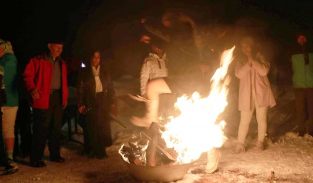 İranlı turistler nevruz ateşini Palandöken'de yaktı
