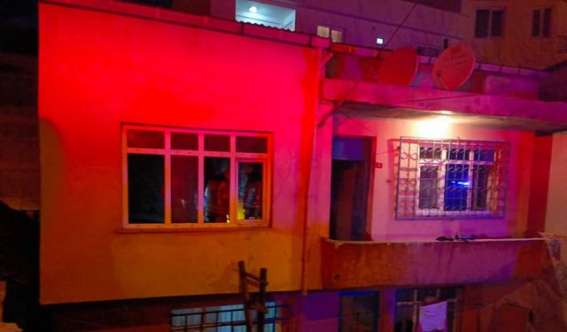 İstanbul-  Küçükçekmece'de iki katlı binada yangın: 2 kişi dumandan etkilendi
