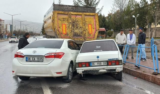 KAYSERİ'de iki otomobil, park halindeki TIR dorsesine çarptı: 5 yaralı (VİDEO EKLENDİ)
