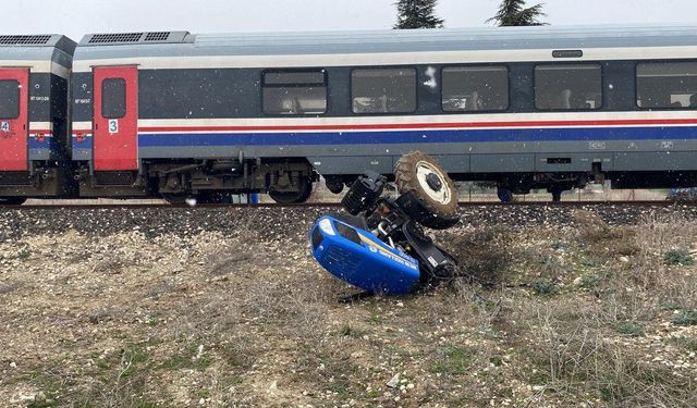 Yolcu treni traktöre çarptı: 1 yaralı