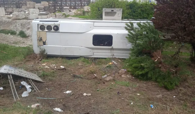 Afyon'da Kaza! Minibüs Yan Yattı 5 Kişi Yaralandı