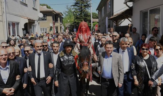 Bursa Osmangazi'de köy düğünü coşkusu... Bin yıllık gelenek yaşatıldı