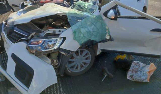 Kontrolden çıkan otomobil önündeki tıra çarptı: 1 ölü, 6 yaralı