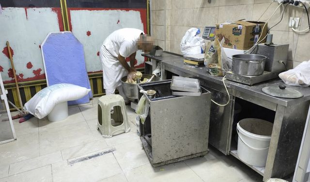 Sakarya’da Tatlı İmalathanesinde Skandal Görüntüler: Hamuru Ayağıyla Çiğneyen İşletme Mühürlendi