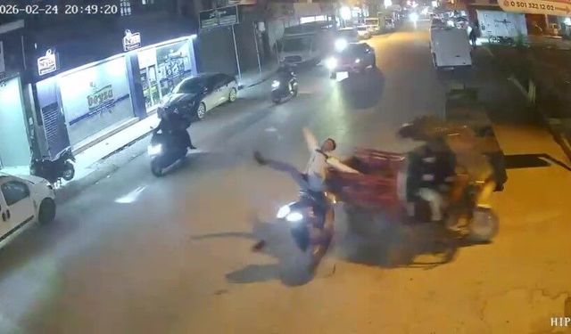 Adana'da 2 motosiklet çarpıştı... Kaza anı kamerada