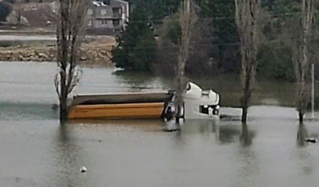 Adana'da köyü su bastı: Yollar kapandı, bir kamyon suya gömüldü