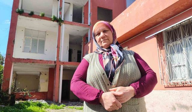 Ağır hasarlı bina yıkılmadı, 10 kişilik aile ölüm korkusuyla yaşıyor