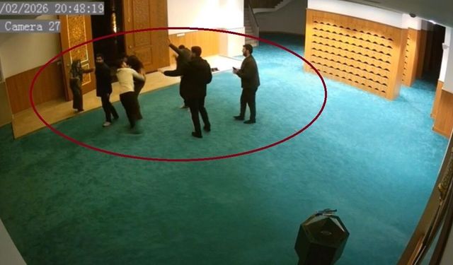 Ayakkabısının kaybolduğunu söyleyip cami görevlilerine saldırdı