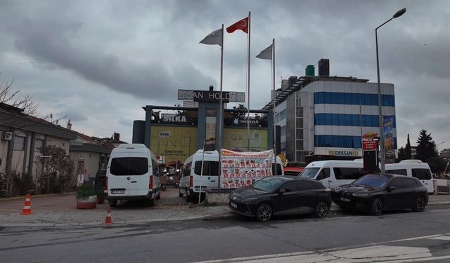Bakırköy'deki market otoparkında 'Servis Minibüsü' krizi: Müşteriler ve işletmeci isyan etti