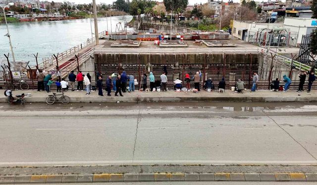 Baraj kapakları açıldı, onlarca balıkçı nehre akın etti