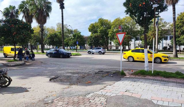Belediyenin çakıl dökerek kapatmaya çalıştığı çukura takılan kadın hastanelik oldu