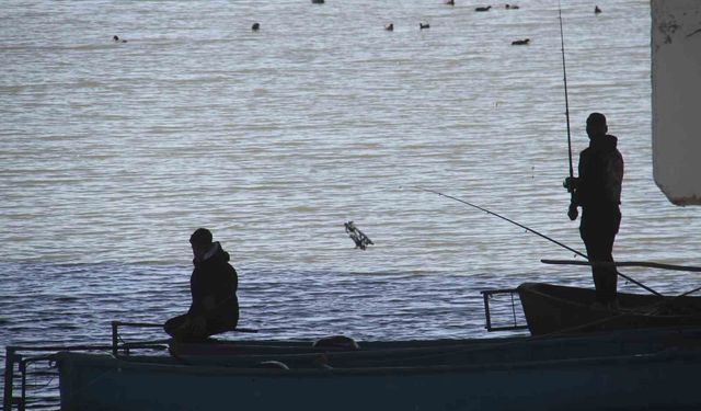 Beyşehir Gölü hafif canlandı, oltalar yeniden tatlı sulara bırakıldı