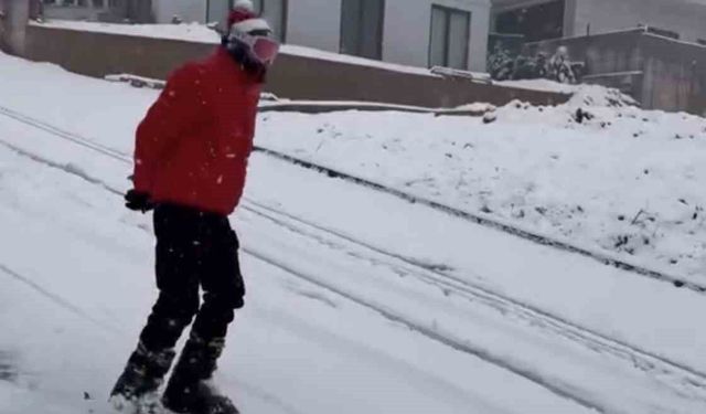 Bursa'da yağan karı fırsat bilen vatandaş şehir merkezinde kayak yaptı