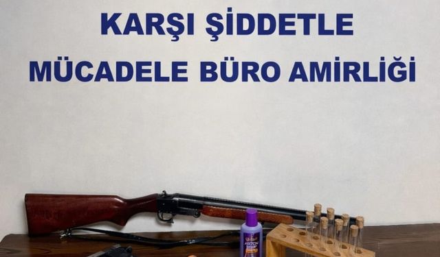 Çok sayıda suç kaydı bulunan şüphelinin evinden silah ve uyuşturucu çıktı