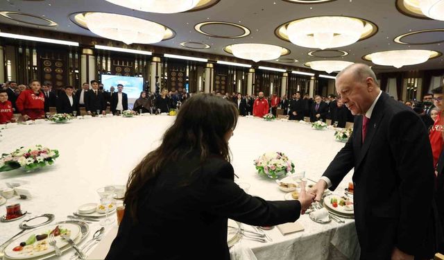 Cumhurbaşkanı Erdoğan: 'Eski Türkiye'nin imtiyazlılarının, çatışma ve gerilimden beslenenlerin aranıza nifak sokmasına müsaade etmeyin'