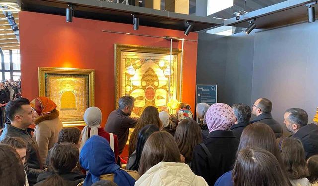 Devlet korumasındaki çocuklar, kutsal emanetler ve vakıf eserleri sergisini ziyaret etti