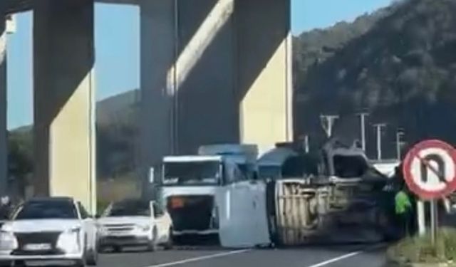 Devrilen minibüs, yolun karşısına geçti