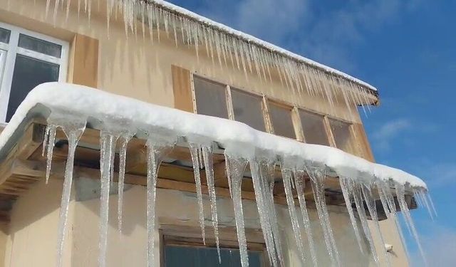 Dondurucu soğuk çatılarda buz sarkıtlarına dönüştü
