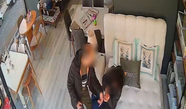 Eşini mobilya mağazasında darbetti