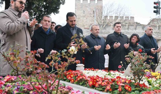 Eski Başbakan Necmettin Erbakan'ı kabri başında anıldı