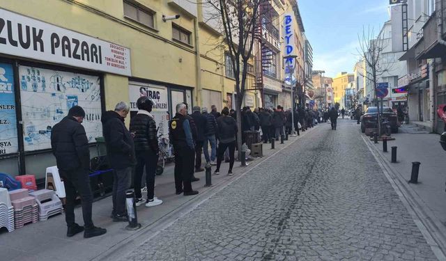 Eskişehir'de ilk iftar öncesi metrelerce 'pide' kuyruğu