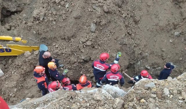 Göçükte toprak altında kalan iş makinesi operatörü kurtarıldı