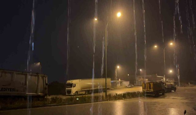 Hatay'da kuvvetli yağış etkisini hissettiriyor