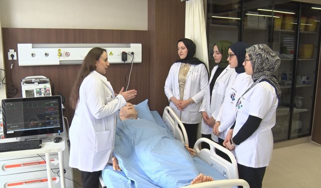 Hemşire adayları, hastaya müdahaleyi bilgisayarlı makette öğreniyor