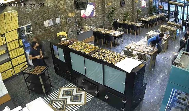 İftara saatler kala kebapçının tavanı çöktü, personel son anda kurtuldu