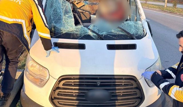 Kamyonet, beton köprü ayağı yüklü tıra çarptı: 1 ölü, 1 yaralı