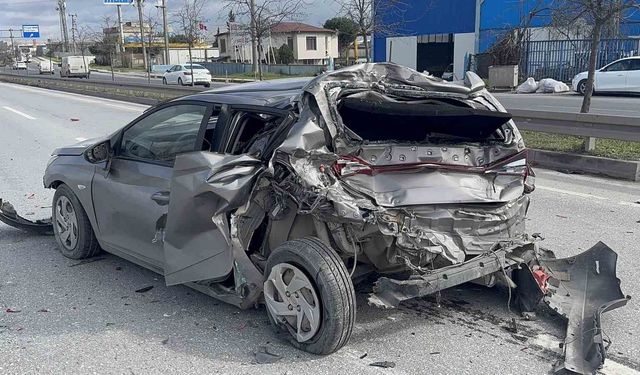 Kamyonun çarptığı otomobil adeta preslendi: 1 yaralı