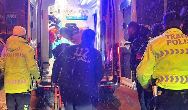 Erzurum'da kar yağışı nedeniyle motokurye kaza yaptı, 1 yaralı